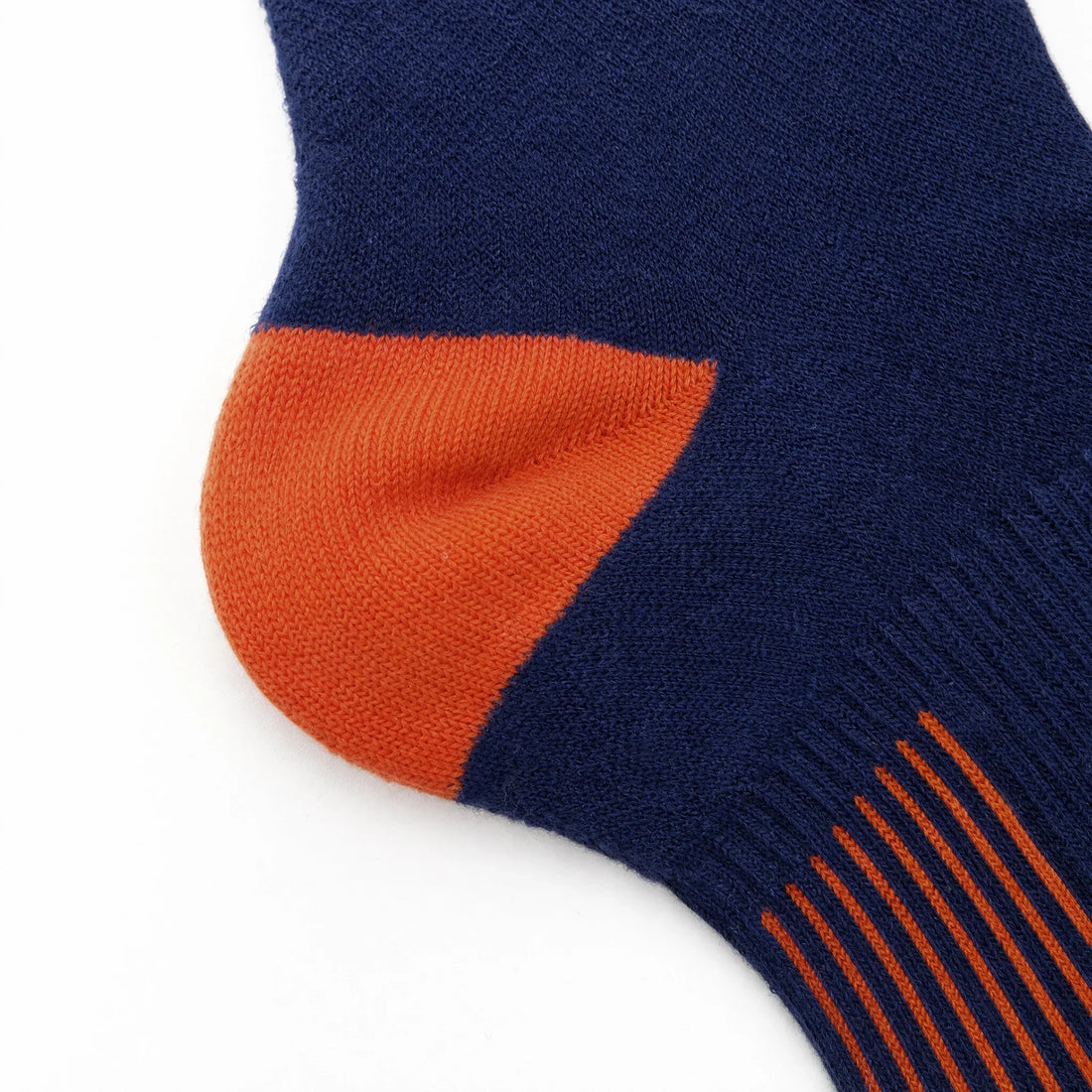 Detail van hiel en voet, navy met groen/oranje print